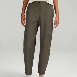 Lululemon Light Utilitech Cargo Pocket High-Rise Pant in carob brown